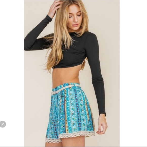 New Adorable Vibrant Boho Floral Print Shorts With Weaved Belt - Picture 3 of 6